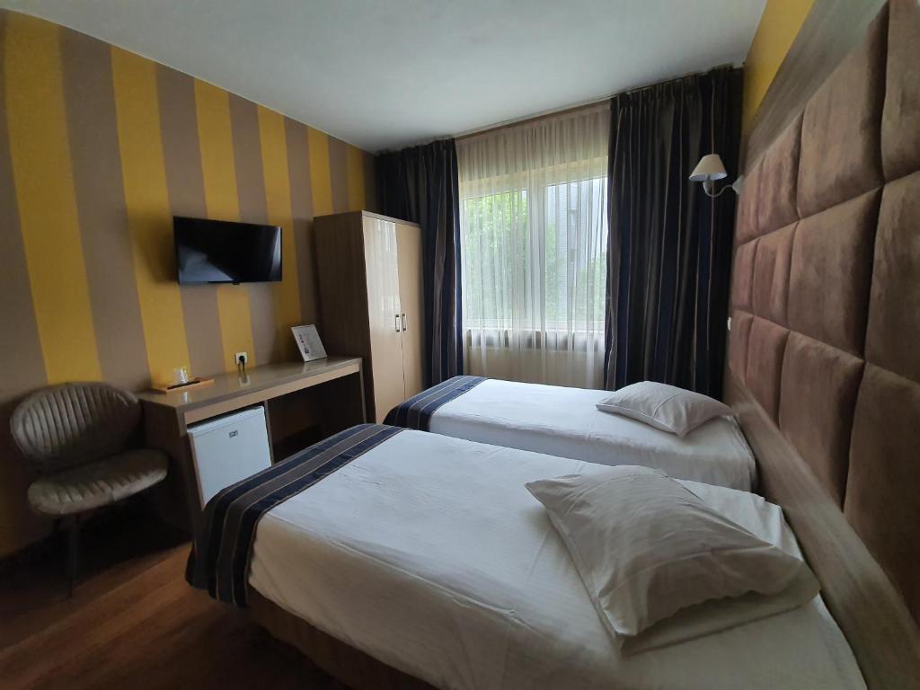 Двухместный (Улучшенный двухместный номер с 2 отдельными кроватями) отеля Hotel Midi-Zuid, Брюссель