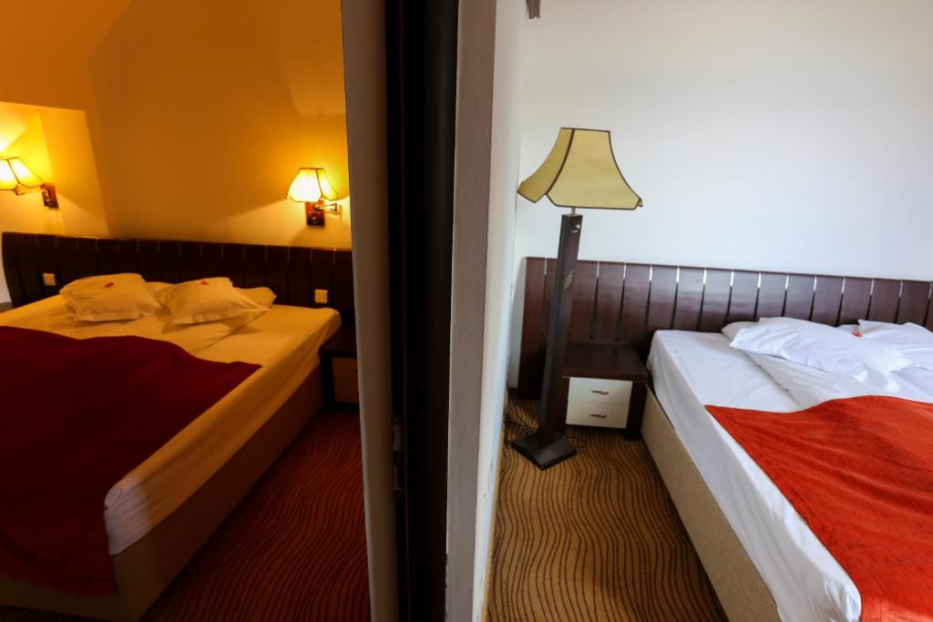 Сьюит (Люкс с 2 спальнями и видом на горы) отеля Mistral Resort, Моэчиу-де-Сус