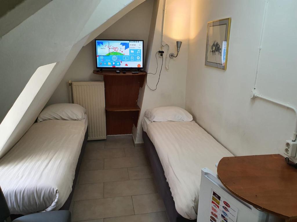 Двухместный (Двухместный номер с 2 отдельными кроватями и общей ванной комнатой) отеля Hotel Schroder, Амстердам