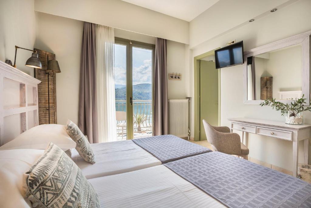 Трехместный (Трехместный номер с балконом и видом на море) отеля Tourist Hotel, Аргостолион