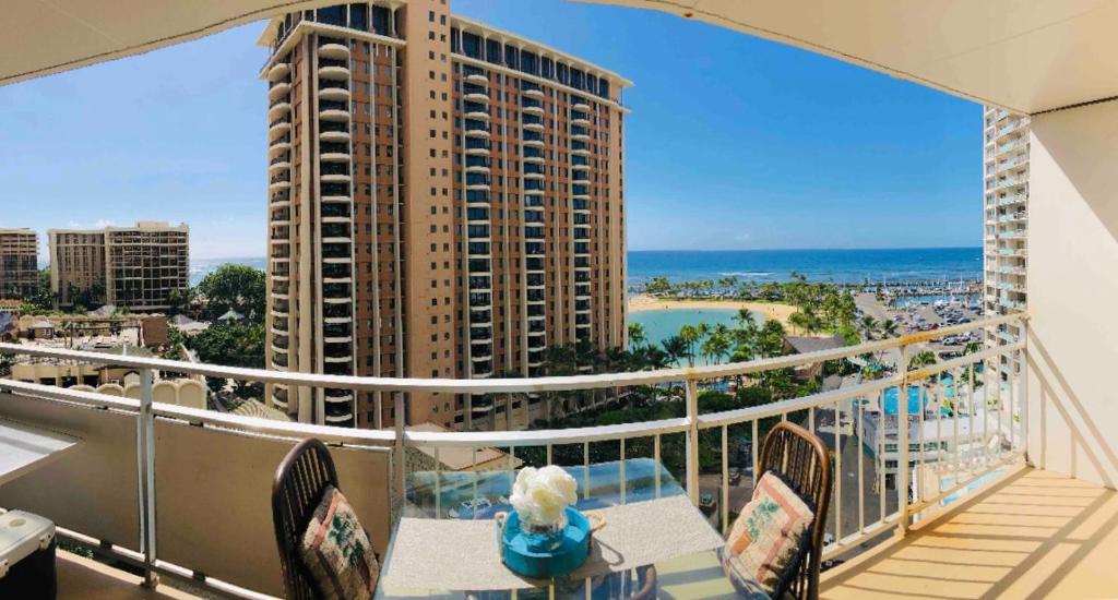 Студио (Номер-студия Делюкс с кроватью размера «queen-size»), MERMAID'S COVE WITH BREATHTAKING OCEAN VIEWS AT ILIKAI HOTEL