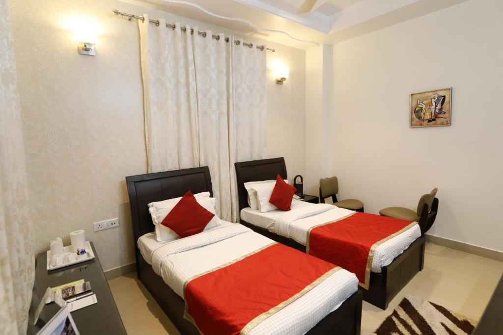 Двухместный (Улучшенный двухместный номер с 2 отдельными кроватями) отеля Hotel Yog Vashishth, Ришикеш
