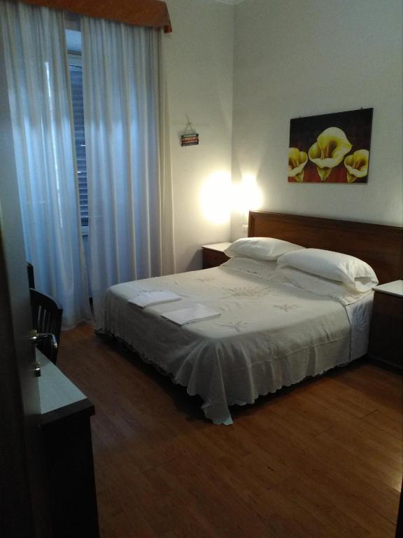 Двухместный (Двухместный номер с 1 кроватью и собственной ванной комнатой вне номера) отеля Hotel Gloria, Рим