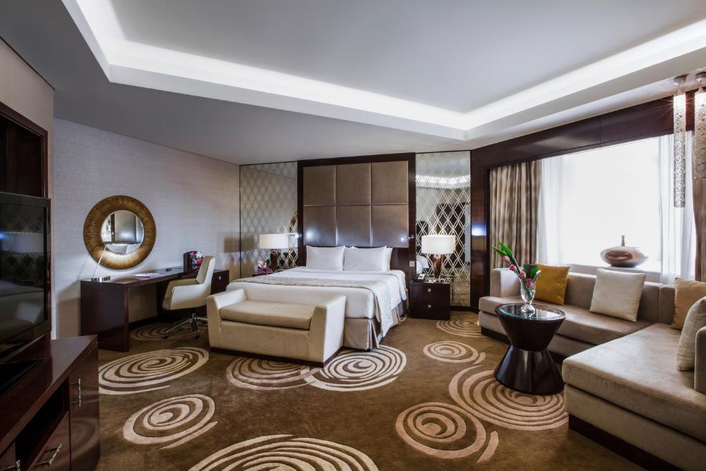 Сьюит (Королевский люкс с правом посещения лаунджа) отеля Crowne Plaza Dubai Deira, Дубай