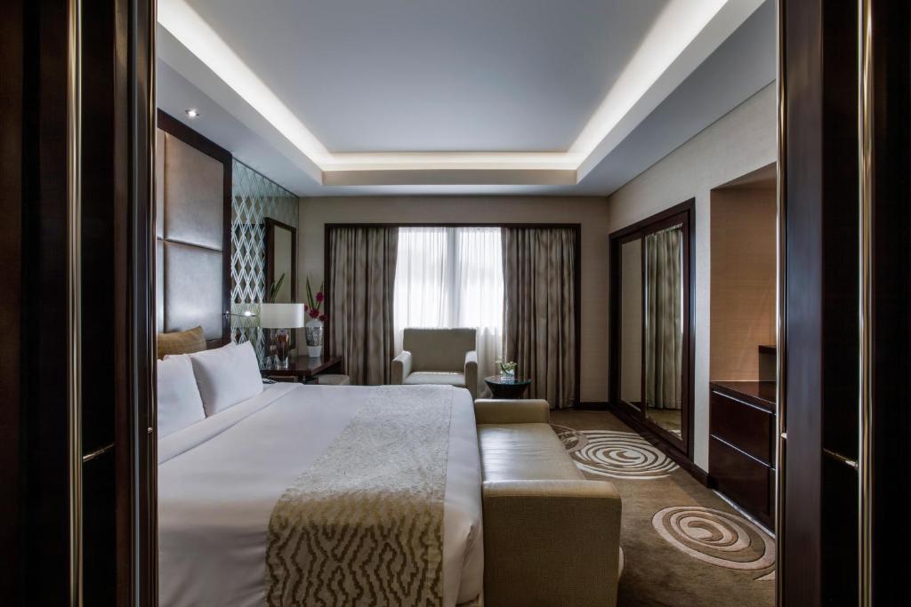 Сьюит (Президентский люкс с правом посещения клубного лаунджа) отеля Crowne Plaza Dubai Deira, Дубай