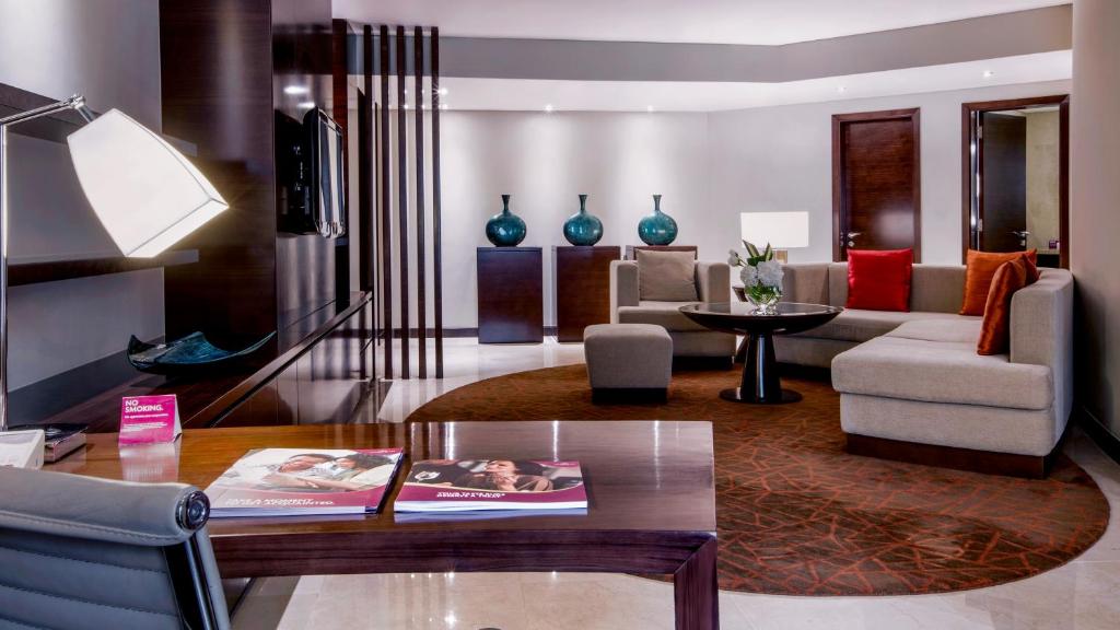 Сьюит (Представительский люкс с правом посещения лаунджа) отеля Crowne Plaza Dubai Deira, Дубай