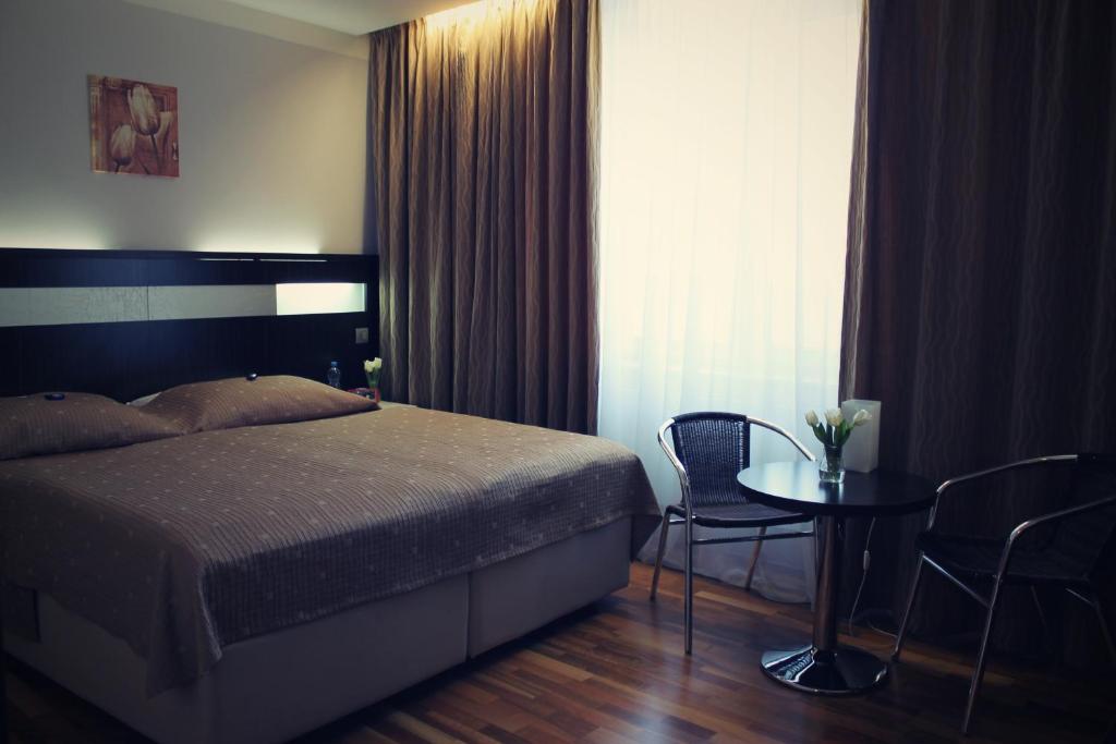 Двухместный (Специальное предложение - Двухместный номер с 1 кроватью и новогодним пакетом услуг) отеля Galaxie Hotel, Прага
