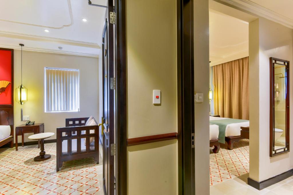Семейный (Family Connecting Room with Balcony and Pool View) отеля Laluna Hoi An Riverside Hotel & Spa, Хойан