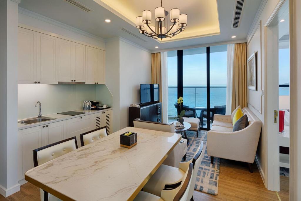 Апартаменты (Апартаменты с 2 спальнями, вид на океан — Билет в парк аттракционов VinWonders) отеля Vinpearl Condotel Beachfront Nha Trang, Нячанг