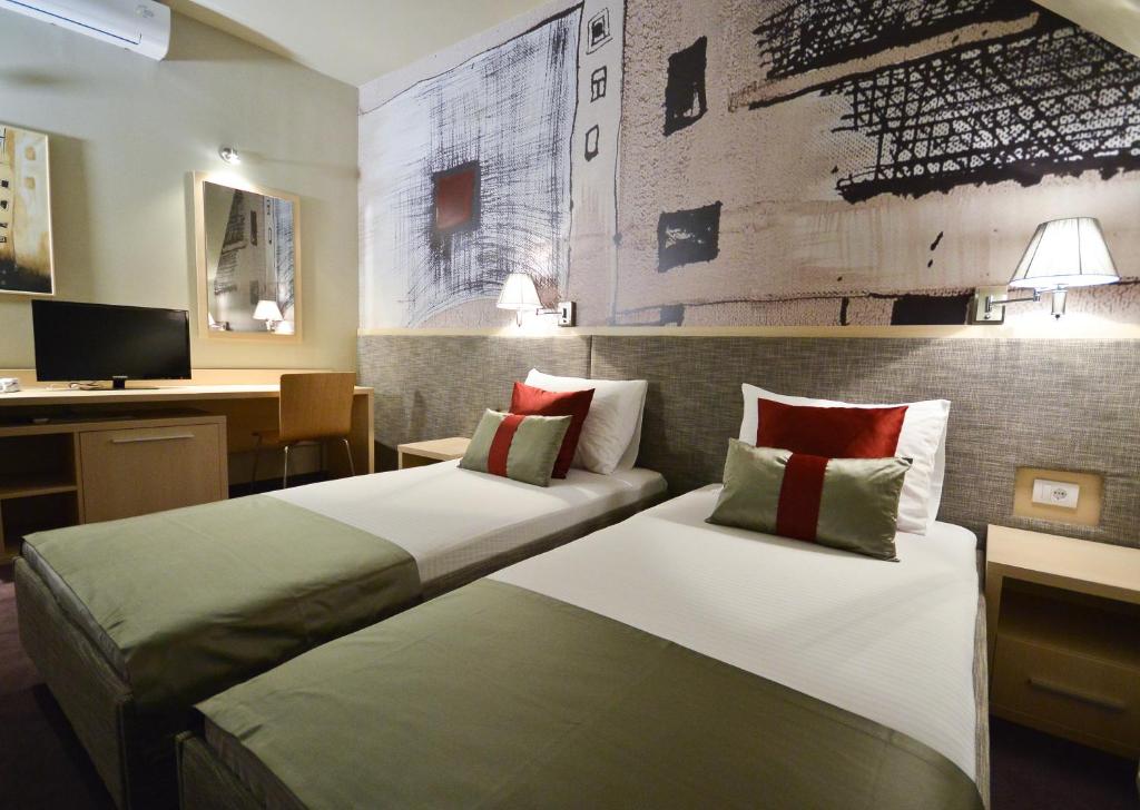 Двухместный (Двухместный номер с 1 кроватью или 2 отдельными кроватями и балконом) отеля ArtLoft Garni Hotel, Ниш