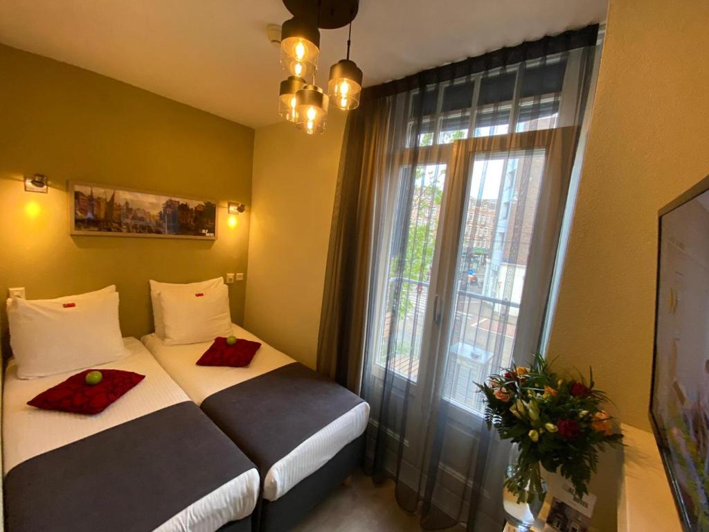 Двухместный (Небольшой двухместный номер с 2 отдельными кроватями и балконом) отеля Alp Hotel, Амстердам
