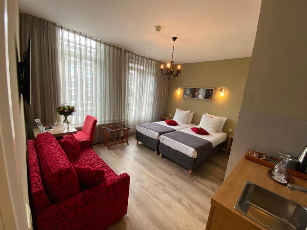 Двухместный (Двухместный номер с 2 отдельными кроватями, гидромассажной ванной и балконом) отеля Alp Hotel, Амстердам