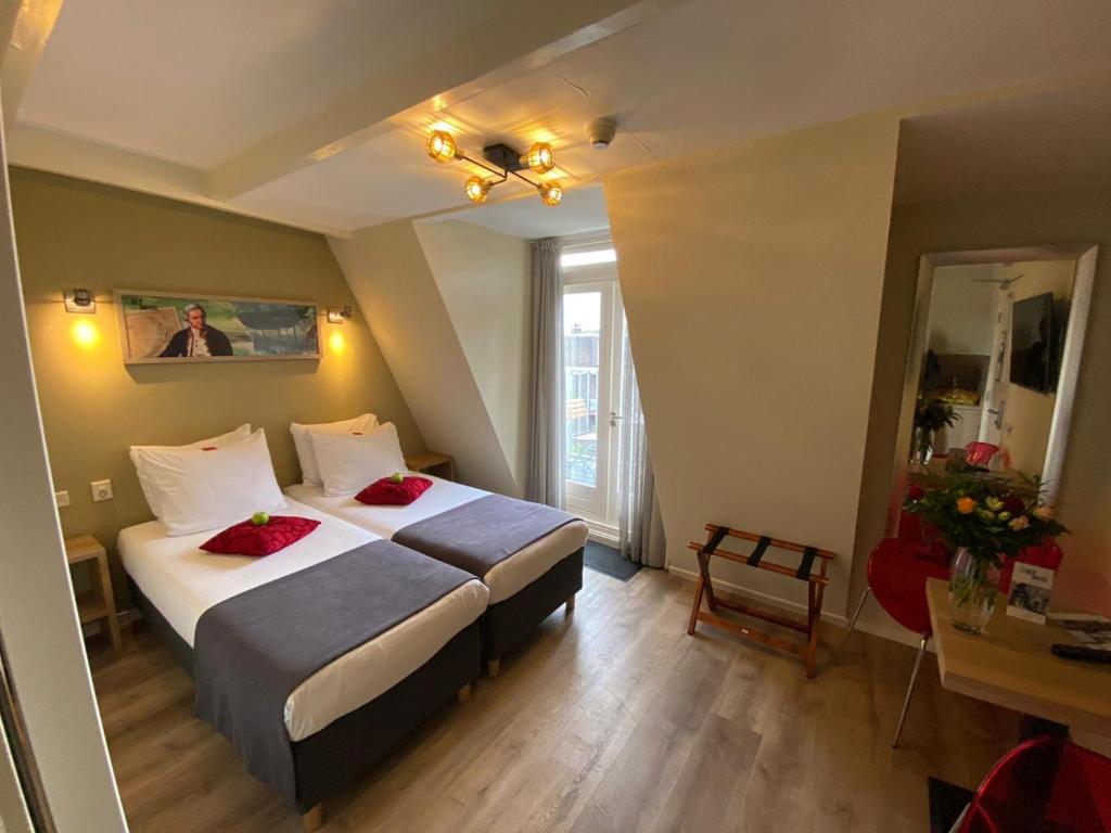 Двухместный (Двухместный номер с 2 отдельными кроватями, гидромассажной ванной, балконом и видом на сад) отеля Alp Hotel, Амстердам