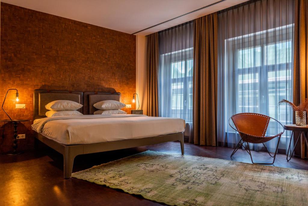 Двухместный (Улучшенный двухместный номер с 1 кроватью или 2 отдельными кроватями) отеля Hotel V Nesplein, Амстердам