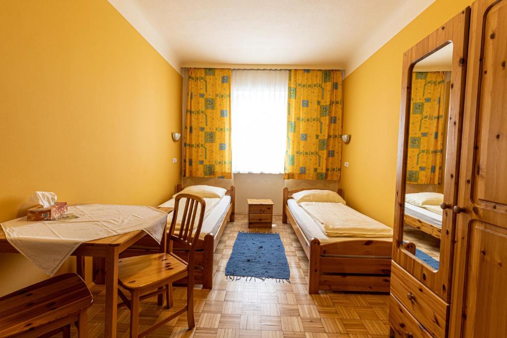 Двухместный (Двухместный номер с 2 отдельными кроватями и общей ванной комнатой) отеля Hotel-Restaurant Fritz Matauschek, Вена