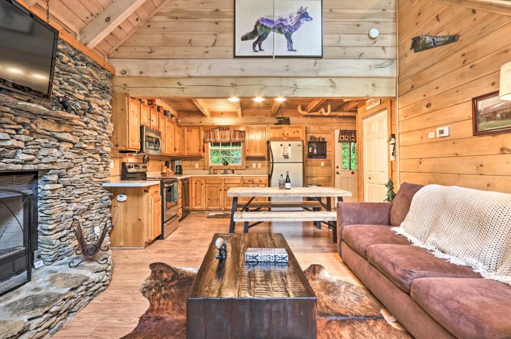 Gatlinburg Cabin in the Woods with Hot Tub, Fire Pit