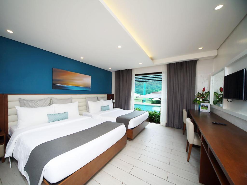 Двухместный (Номер «Премьер» с видом на бассейн в форме лагуны) курортного отеля Fairways and Bluewater Boracay, Боракай