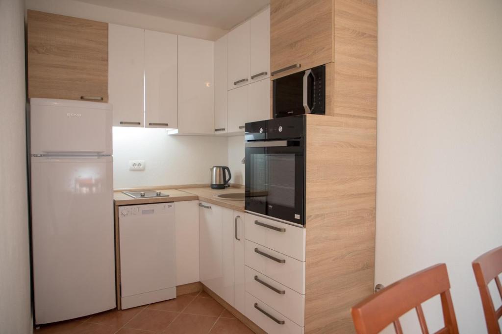 Апартаменты (Семейные апартаменты с 2 спальнями и террасой), Maki Apartments