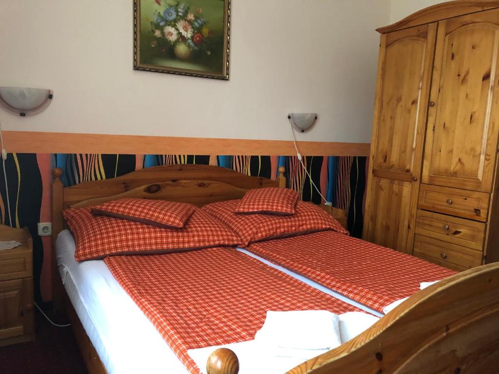 Двухместный (Стандартный двухместный номер с 2 отдельными кроватями) отеля Váci Panzio, Ньиредьхаза