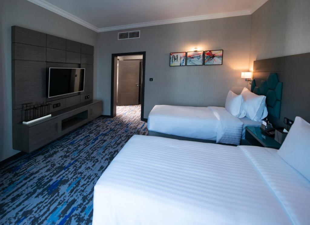 Двухместный (Улучшенный двухместный номер с 2 отдельными кроватями) отеля Edge Creekside Hotel, Дубай