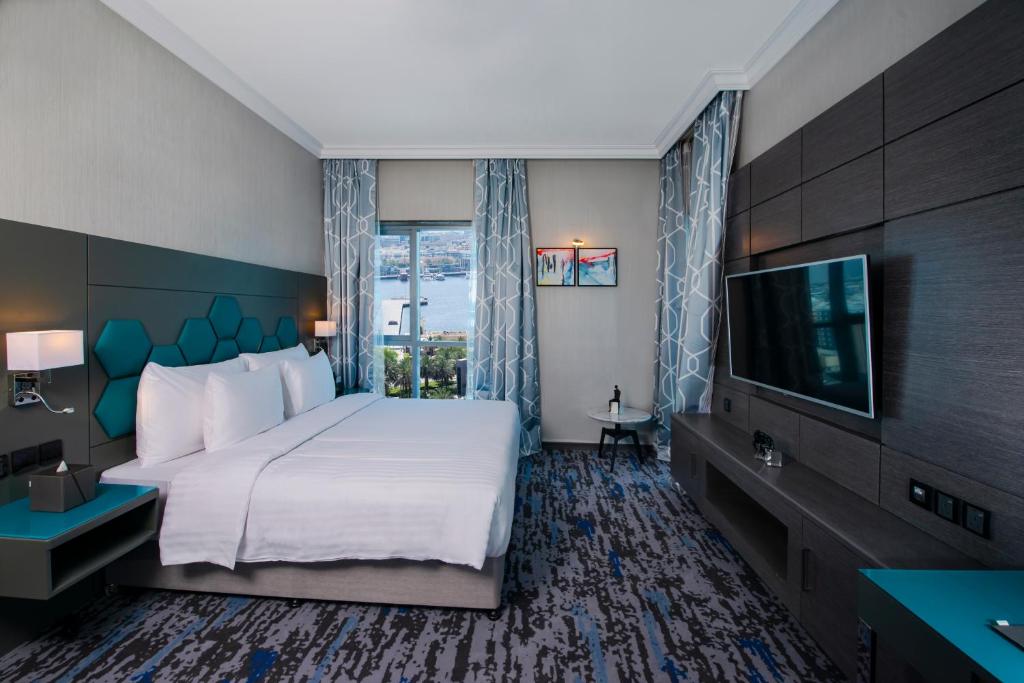 Двухместный (Улучшенный номер с кроватью размера «king-size») отеля Edge Creekside Hotel, Дубай