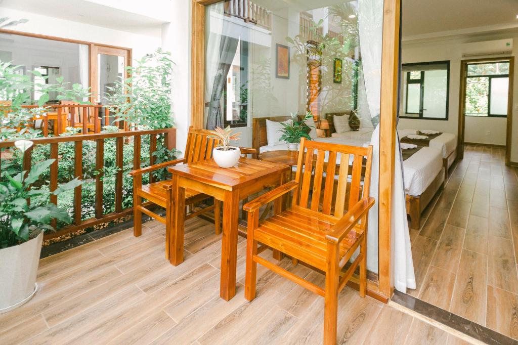 Трехместный (Улучшенный трехместный номер) курортного отеля La Nube Residence, Дуонг-Донг