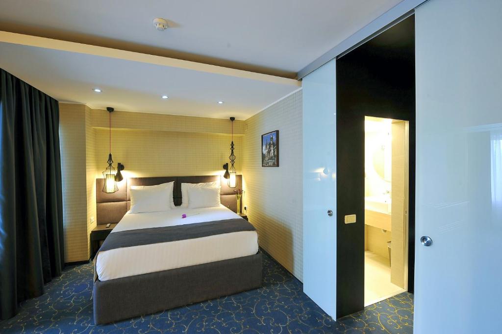 Двухместный (Представительский номер с кроватью размера «queen-size») отеля Crystal Palace Hotel Бухарест