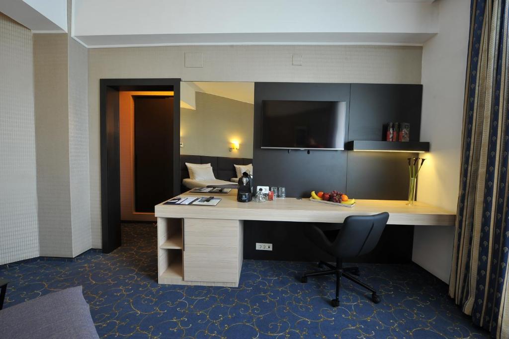 Двухместный (Представительский двухместный номер с 2 отдельными кроватями) отеля Crystal Palace Hotel Бухарест