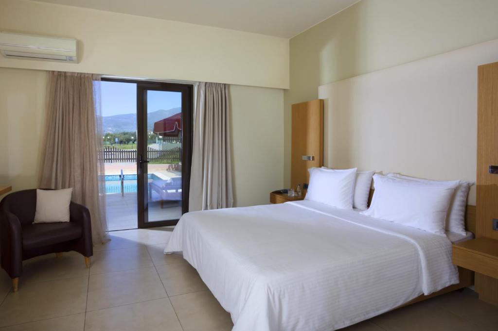 Двухместный (Улучшенный двухместный номер с 1 кроватью и собственным бассейном) курортного отеля Elite City Resort, Каламата
