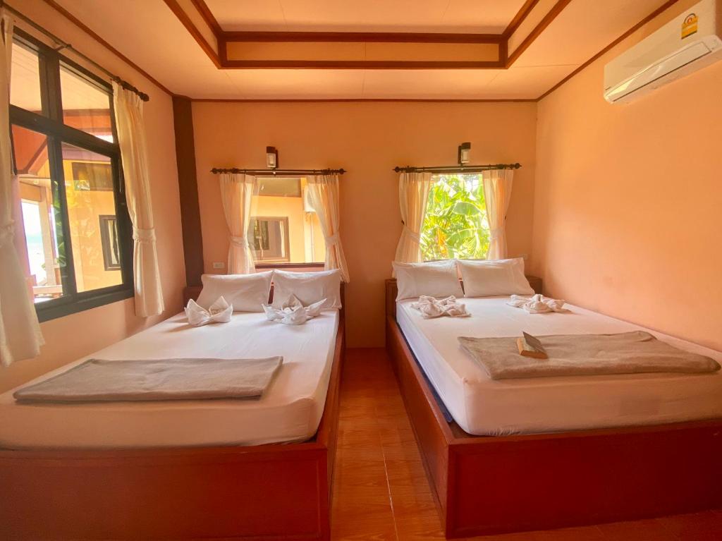 Двухместный (Стандартный двухместный номер с 2 двуспальными кроватями) курортного отеля Rainbow Bungalows, Пханган