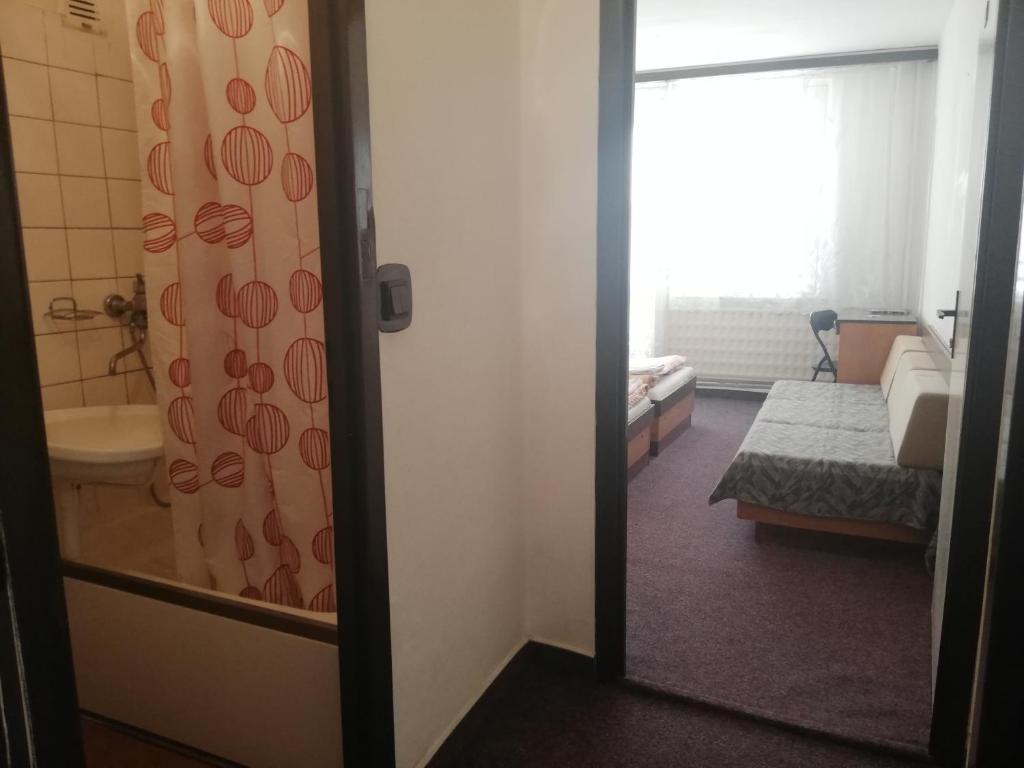 Двухместный (Двухместный номер с 2 отдельными кроватями и дополнительной кроватью) отеля ABC HOTEL s.r.o., Нитра