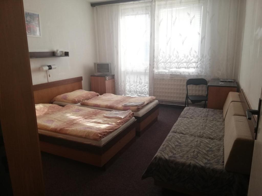 Двухместный (Двухместный номер с 2 отдельными кроватями и общей ванной комнатой) отеля ABC HOTEL s.r.o., Нитра