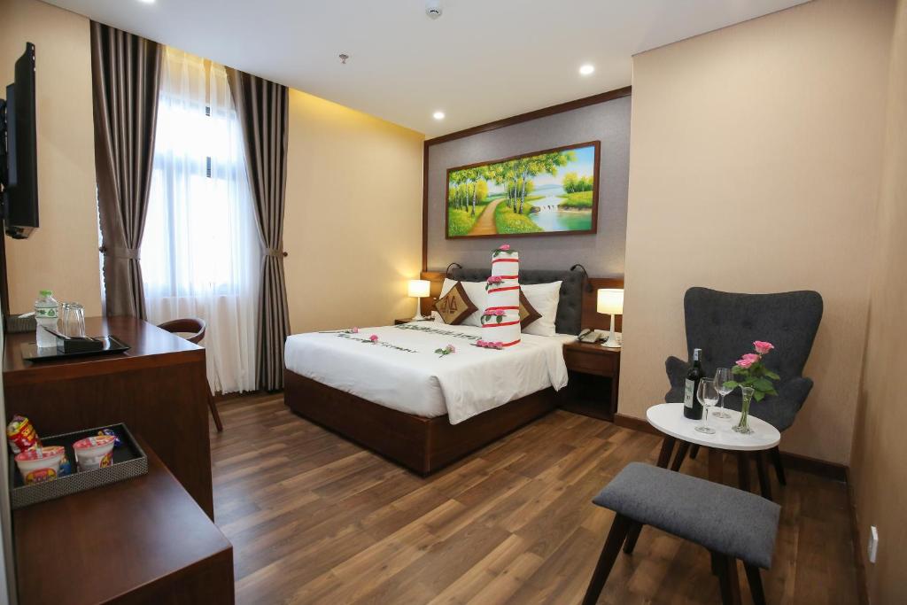 Двухместный (Улучшенный номер с кроватью размера «queen-size») отеля Nagila Boutique Hotel, Дананг