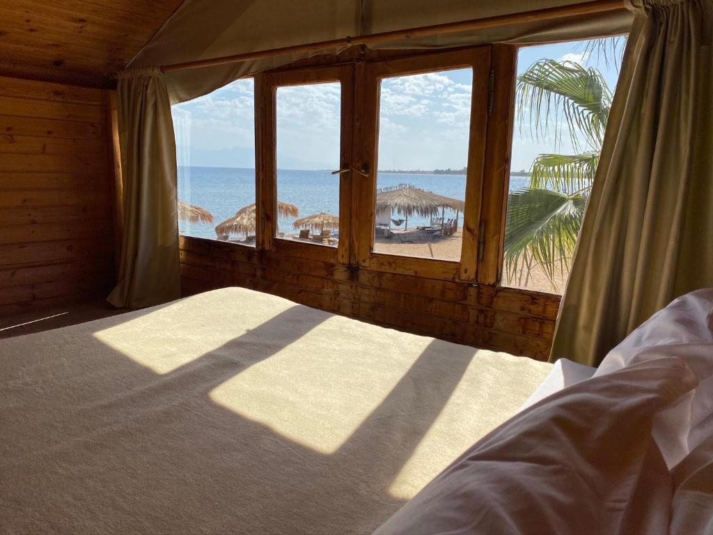 Двухместный (Номер с кроватью размера «king-size» и видом на море) отеля Nuweiba Lodge, Нувейба