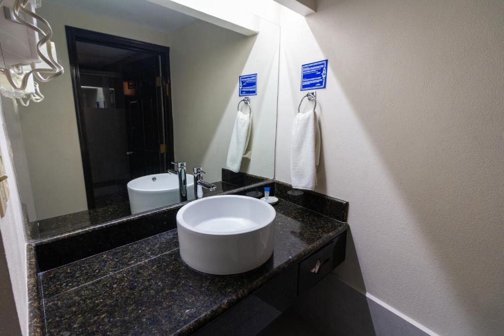 Четырехместный (Двухместный номер с 2 двуспальными кроватями - Для некурящих) отеля Best Western Hotel Plaza Matamoros, Матаморос