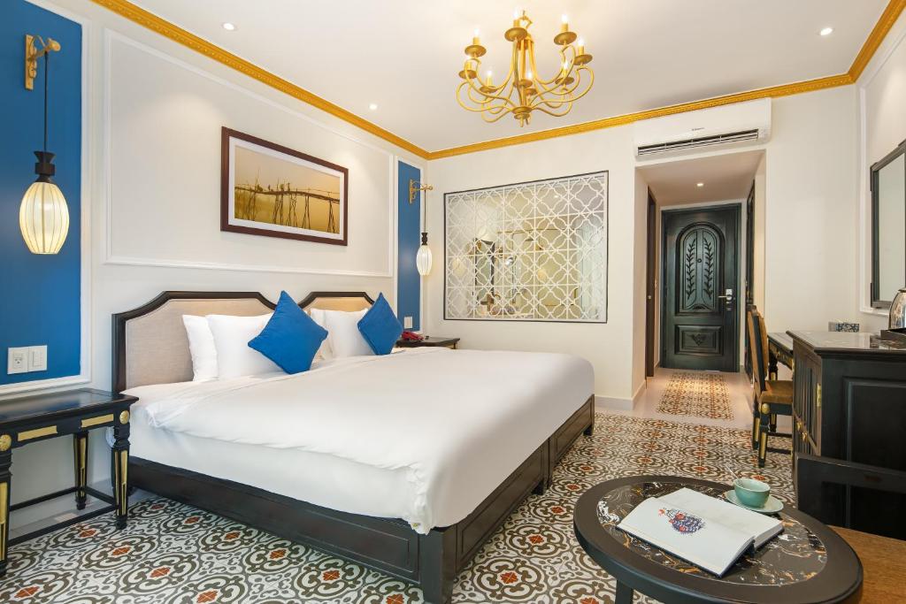 Двухместный (Улучшенный двухместный номер с 1 кроватью или 2 отдельными кроватями, вид на бассейн) отеля Hoi An Blue Sky Boutique Hotel & Spa, Хойан