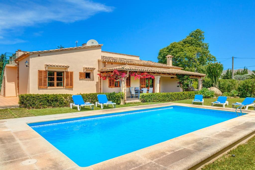 Villa Can Daniel features a terrace and an outdoor pool