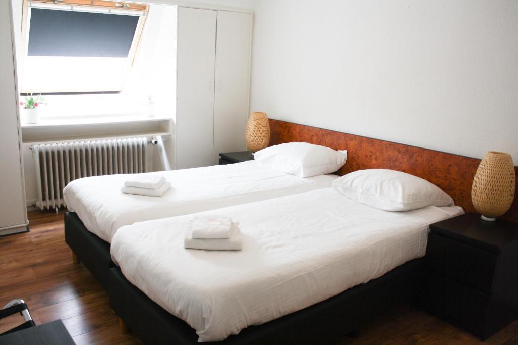 Двухместный (Двухместный номер с 2 отдельными кроватями и общим туалетом) отеля Hotel Benno, Эйндховен