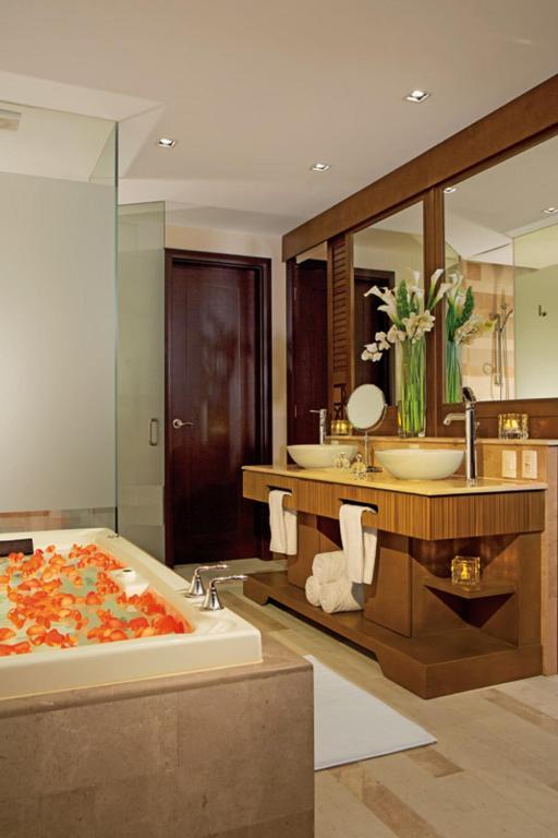Сьюит (Улучшенный клубный полулюкс с кроватью размера «king-size» и видом на океан) курортного отеля Now Amber Resort & SPA, Пуэрто-Вальярта