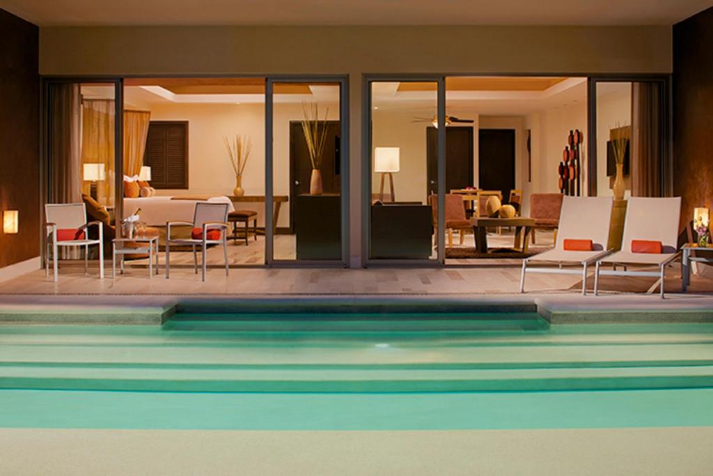Сьюит (Главный привилегированный клубный люкс возле бассейна, вид на сад) курортного отеля Now Amber Resort & SPA, Пуэрто-Вальярта