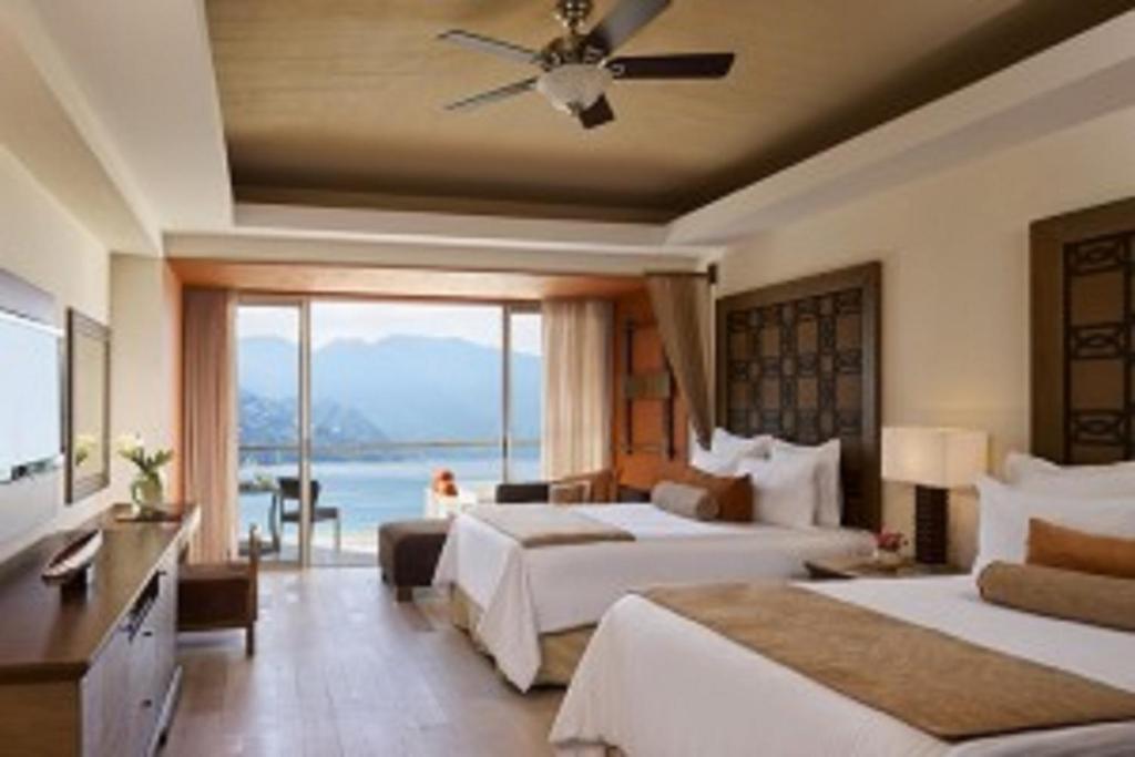 Сьюит (Привилегированный клубный полулюкс, вид на сад) курортного отеля Now Amber Resort & SPA, Пуэрто-Вальярта