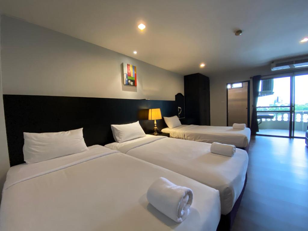 Трехместный (Улучшенный люкс с тремя кроватями) отеля Boss Residence, Бангкок