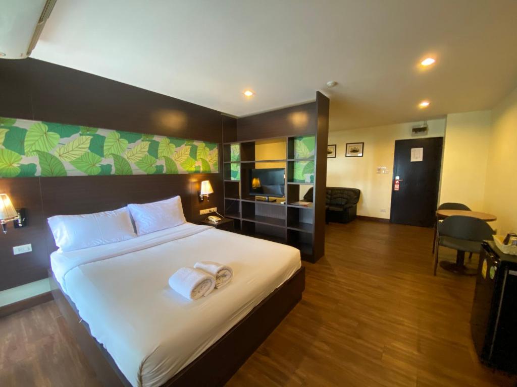 Сьюит (Полулюкс с 1 двуспальной кроватью) отеля Boss Residence, Бангкок