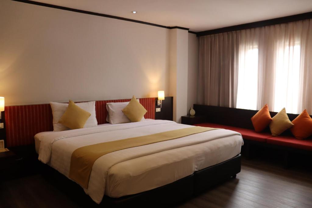 Двухместный (Улучшенный двухместный номер с 1 кроватью или 2 отдельными кроватями) отеля Bossotel Bangkok, Бангкок