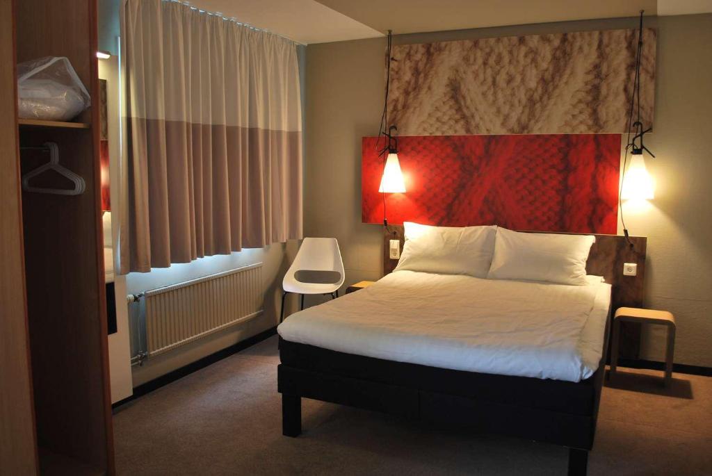 Четырехместный (Quadruple Room with 1 Queen and 2 Single Beds), Ibis Stockholm Spånga