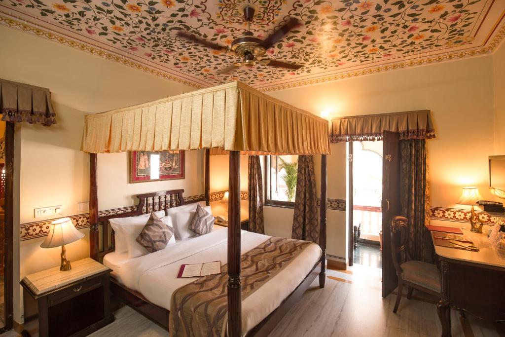 Двухместный (Двухместный номер Роял Делюкс с 1 кроватью и автомобиль с водителем) отеля Umaid Bhawan - Heritage Style Hotel, Джайпур