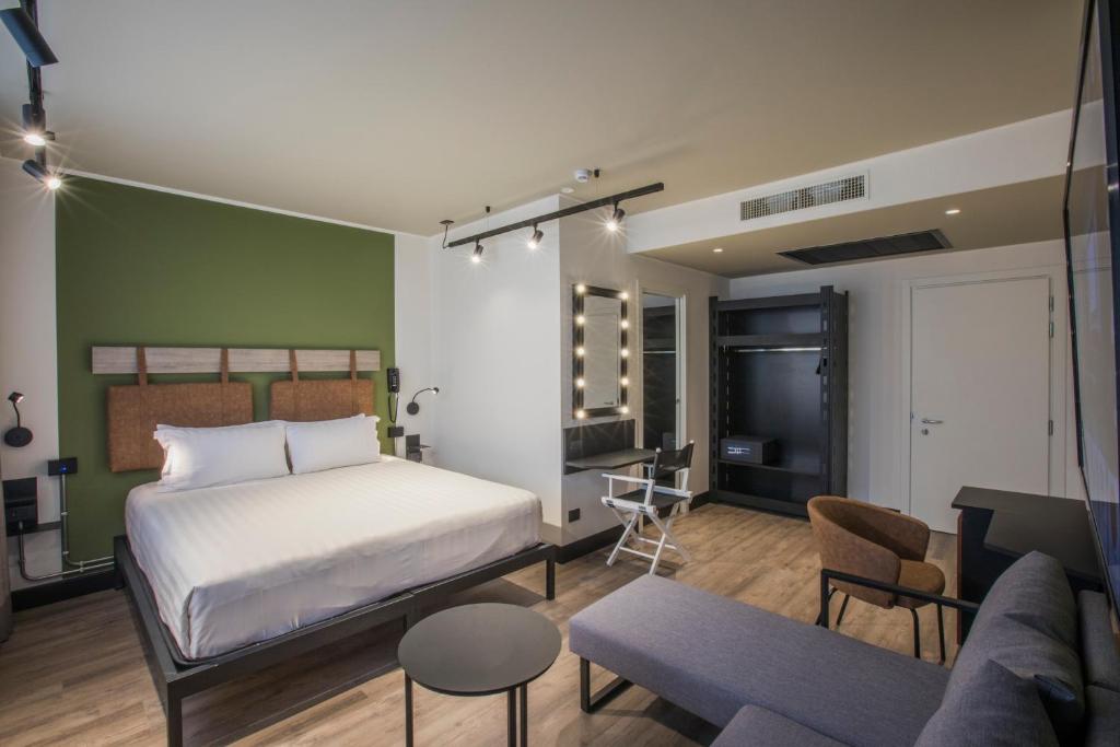 Четырехместный (Номер Делюкс с 2 кроватями размера «queen-size») отеля MOVIE MOVIE HOTEL, Рим
