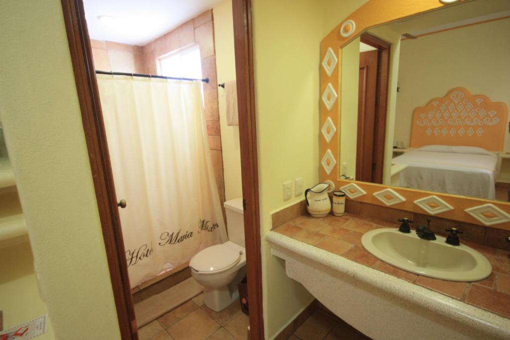 Двухместный (Двухместный номер с 1 кроватью и балконом) отеля Hotel Maria Mixteca, Санта-Крус-Хуатулко