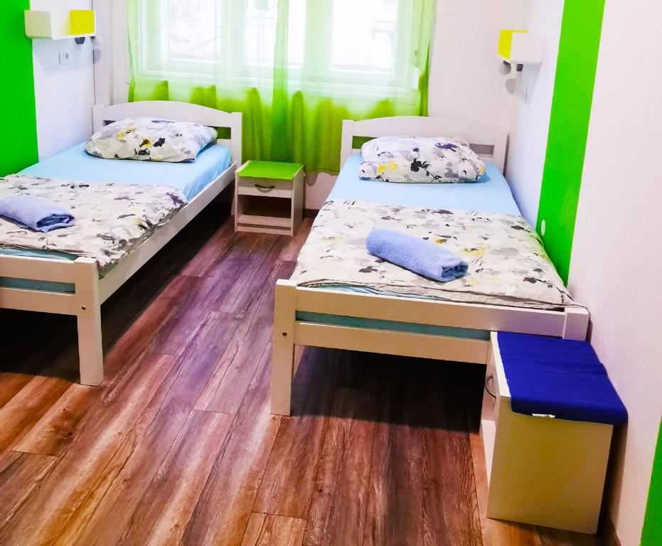 Двухместный (Двухместный номер с 2 отдельными кроватями и общей ванной комнатой) хостела CroParadise Green Hostel, Сплит