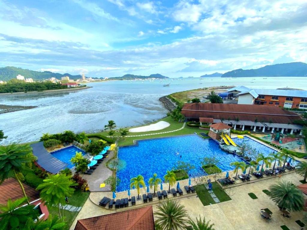 Двухместный (Представительский номер Делюкс, вид на море) курортного отеля Dayang Bay Resort - Hotel & Serviced Apartment, Лангкави